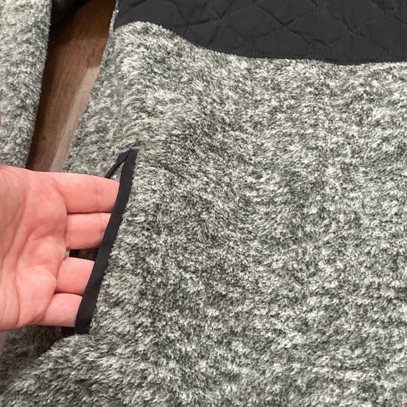 Abercrombie & Fitch Gray Fleece Black Quilted Pullover Sweater - Picture 4 of 8
